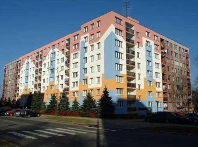 Reference střechy administrativní budovy ve městě Kopřivnice nekryté zásypem