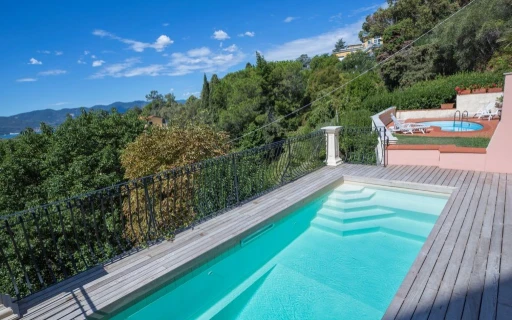 Bazén s výhledem do přírody