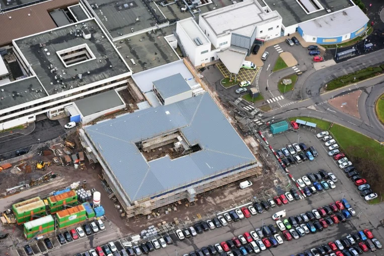 Pohled z letadla na budovu Protan ve Warringtonu