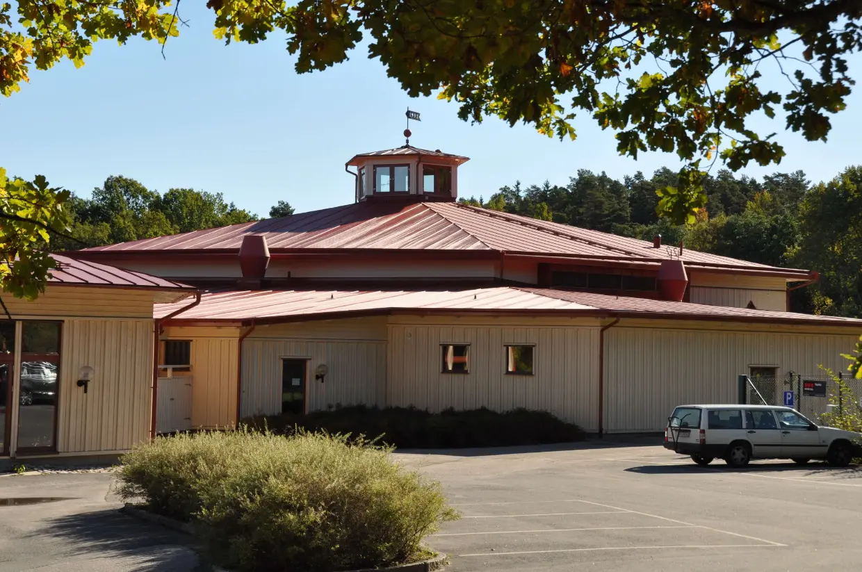 Pohled na plavecký bazén ve švédské Arboze s červenou střechou z fólie Protan SE 1,6 mm po rekonstrukci.