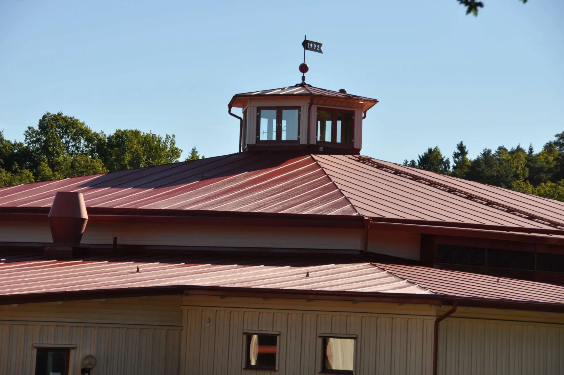 Detail červené hydroizolační fólie Protan SE 1,6 mm na střeše plaveckého bazénu v Arboga ve Švédsku.