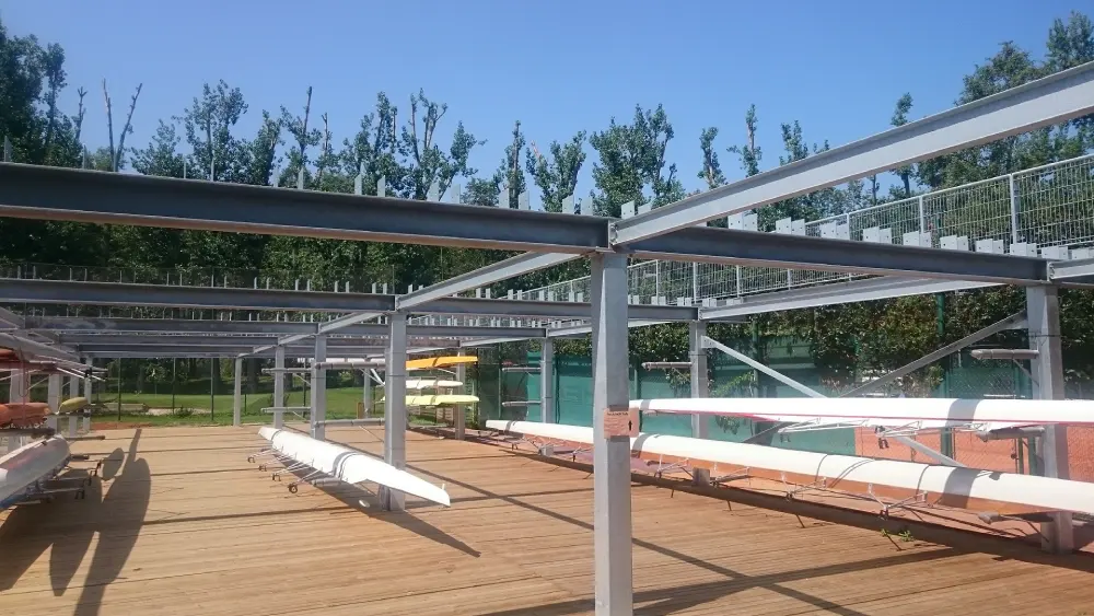 Ocelová konstrukce terasy tenisového areálu HAMR-Braník s uloženými loděmi v prostoru pod ní.