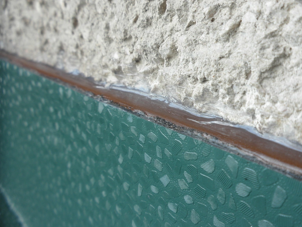 K zatmelení je používán transparentní silikon