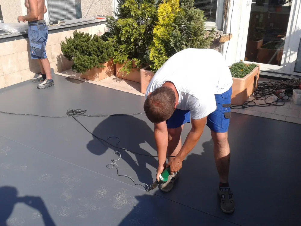 Tým Izolprotan pracující na zakázce pro ELTON honinářská, a.s.