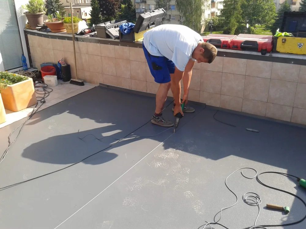 Zaměstnanec Izolprotan pracující na zakázce pro ELTON honinářská, a.s.