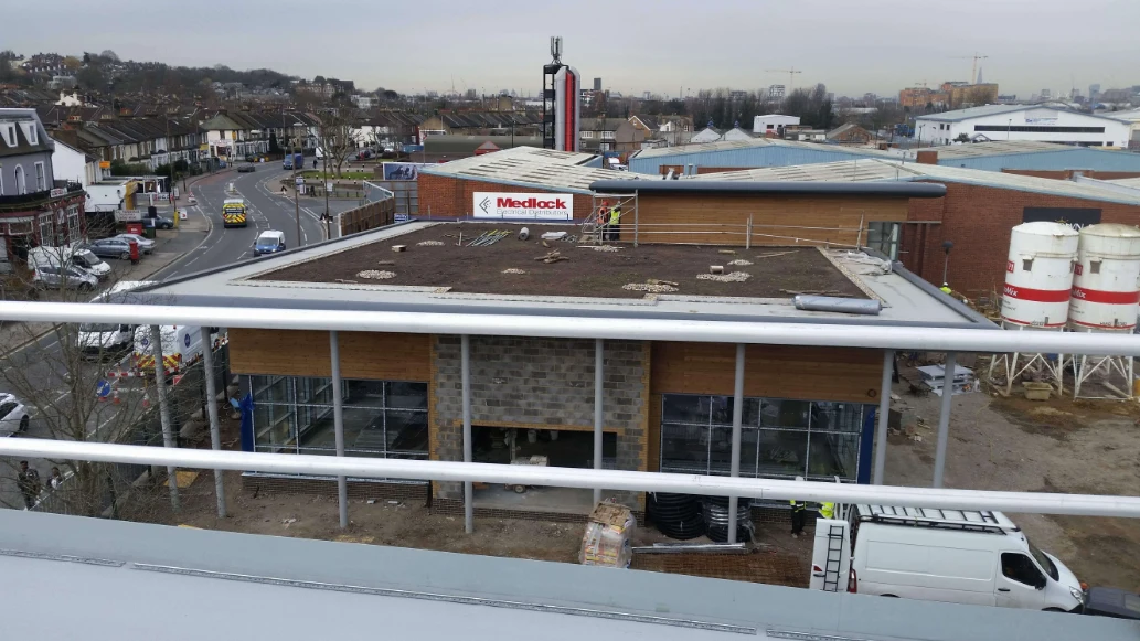 Plochá střecha s PVC fólií Protan v obchodním centru Greenwich Retail Park.