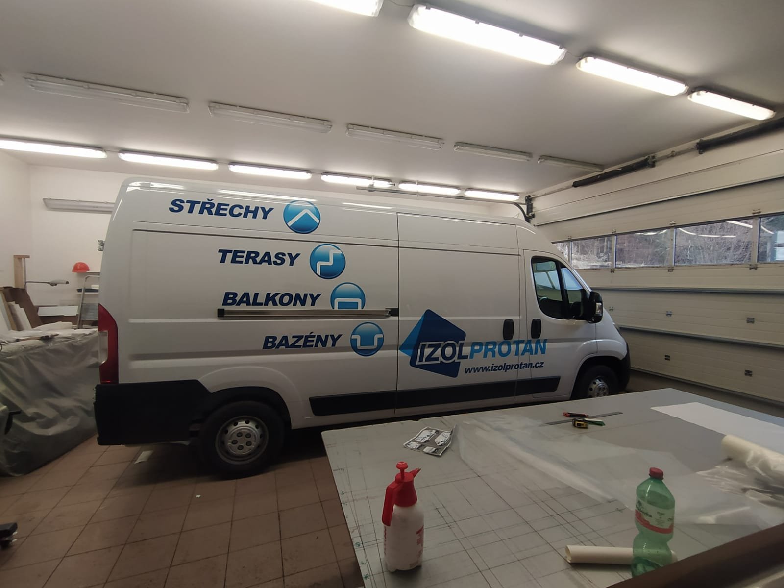 Dodávka s polepem Izolprotan