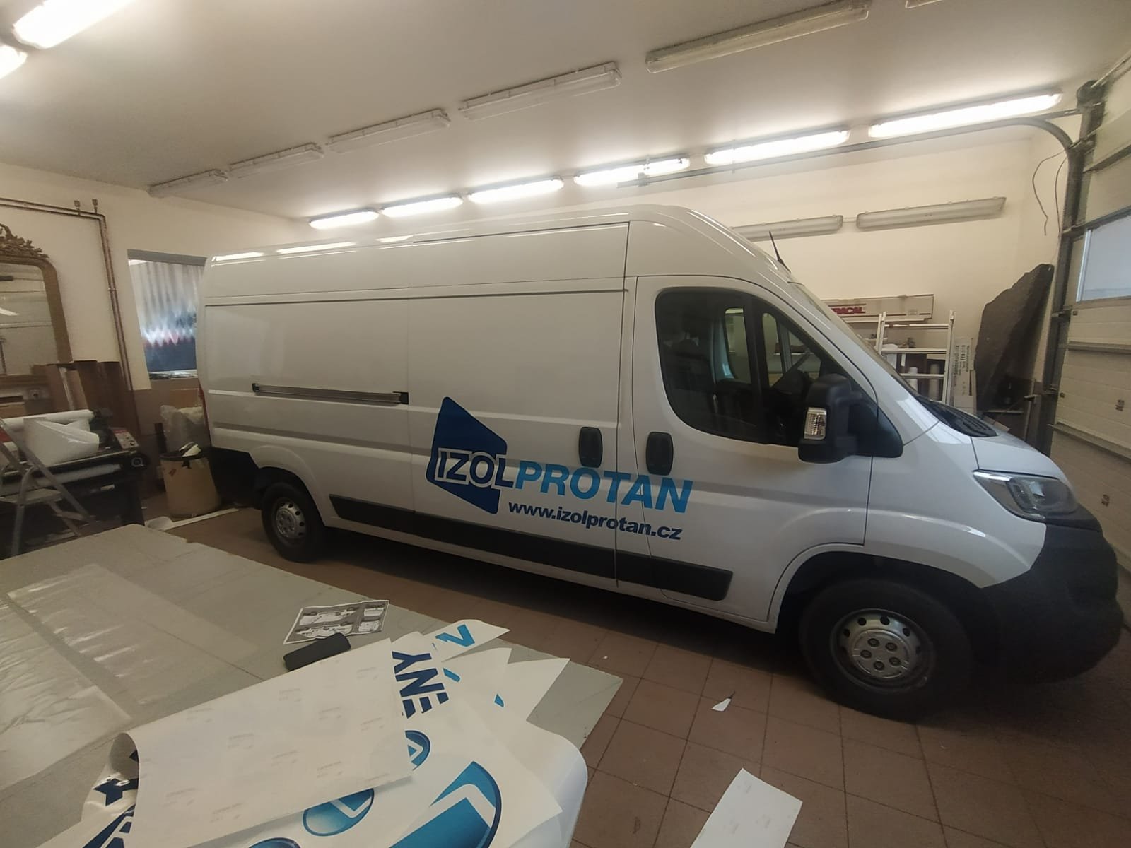 Dodávka s polepem Izolprotan