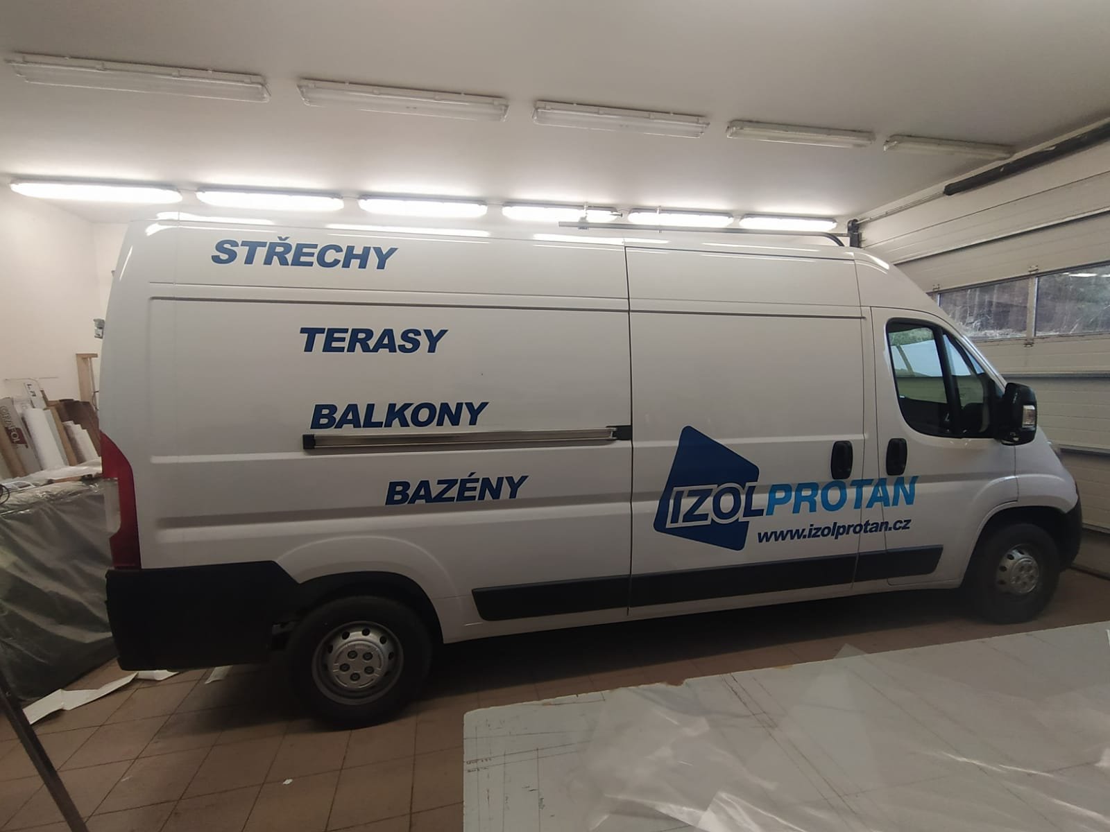 Dodávka s polepem Izolprotan