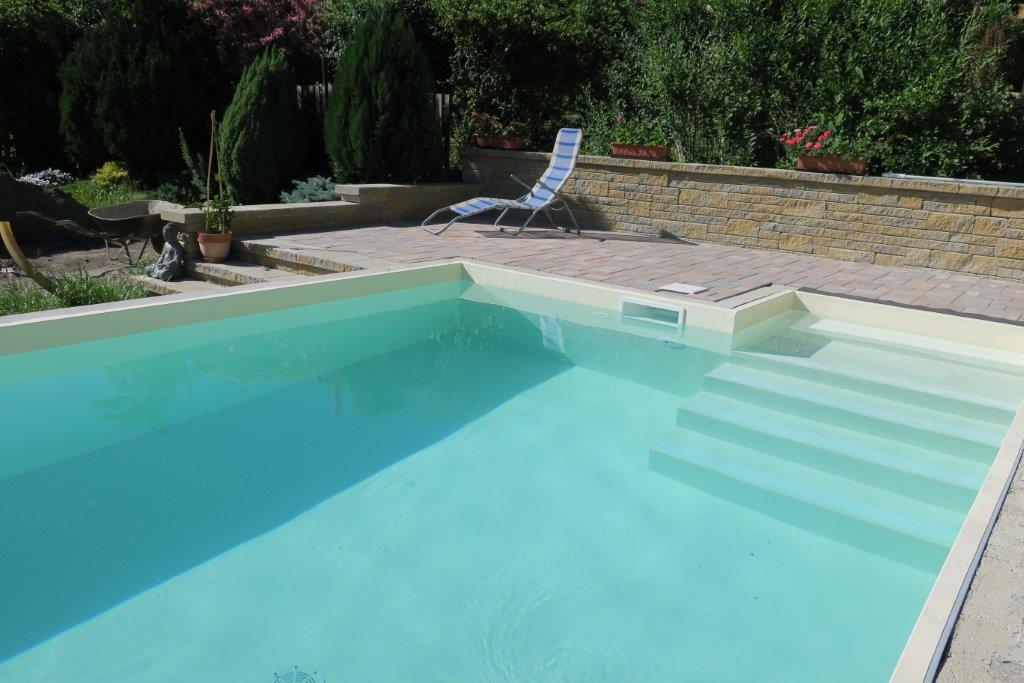 Bazén s fólií ELBEblue v pískovém odsínu již po napuštění vody