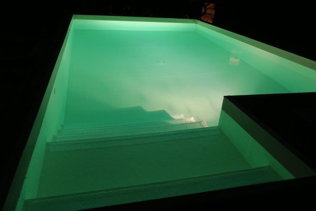 Detail na bazén s fólií v pískové barvě