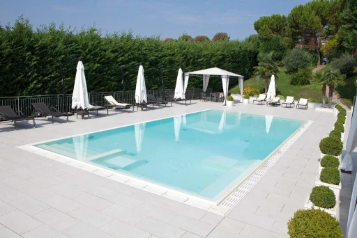 Bazén se slunečníky