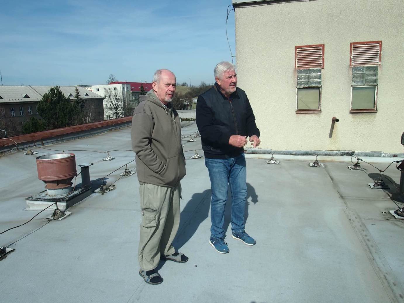 Jan Šulc a majitel Izolprotanu Jaromír Jandík na střeše.
