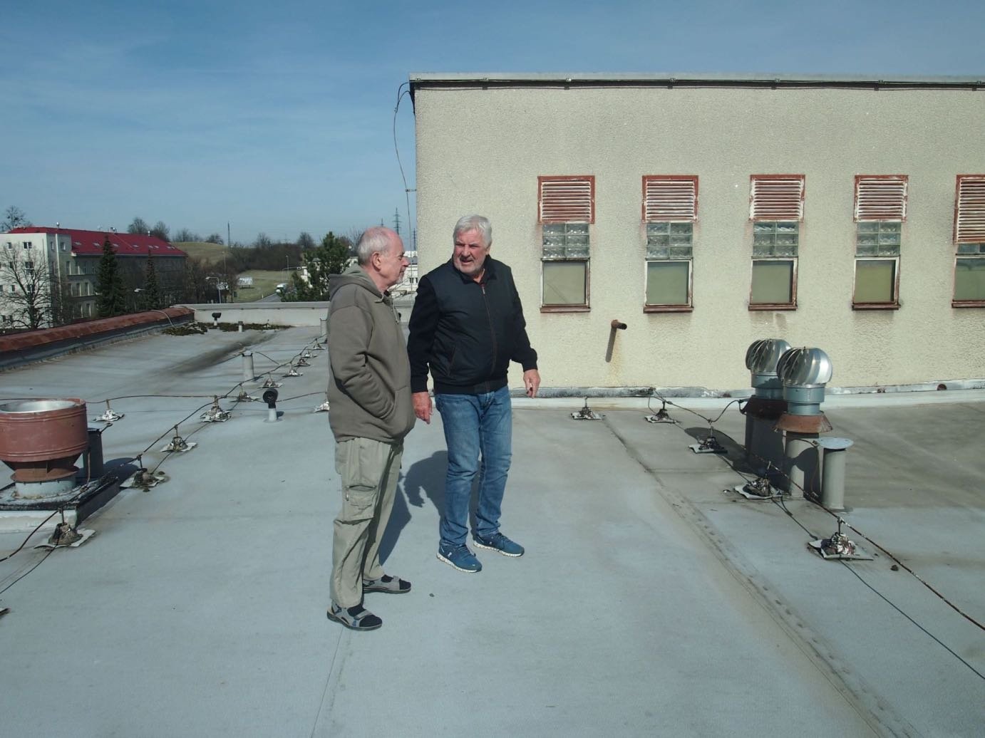 Jan Šulc a majitel Izolprotanu Jaromír Jandík na střeše