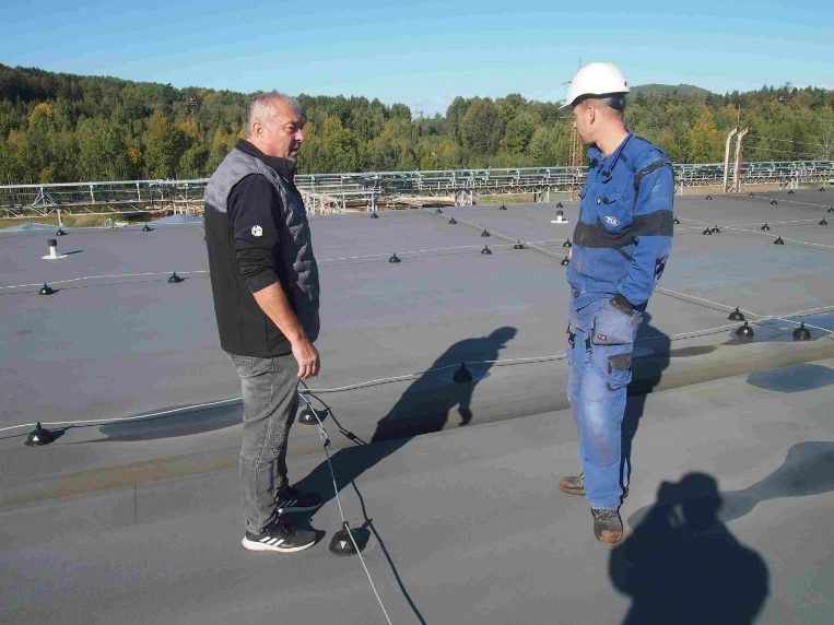 Jiří Bartáček konzultuje pokrytí střechy PROTAN SE