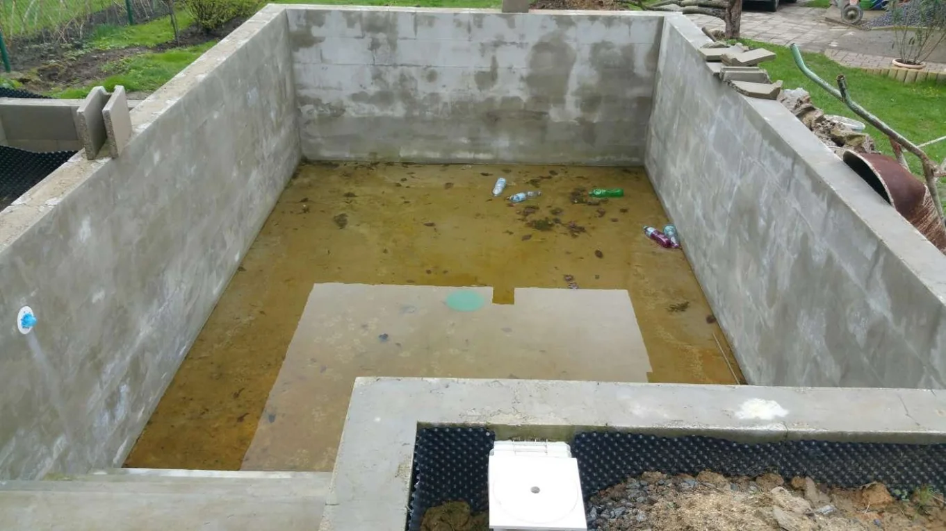 Realizace zakázky v Děčíně - bazén potažen do pískového odstínu folie ELBEblue 1,5 mm