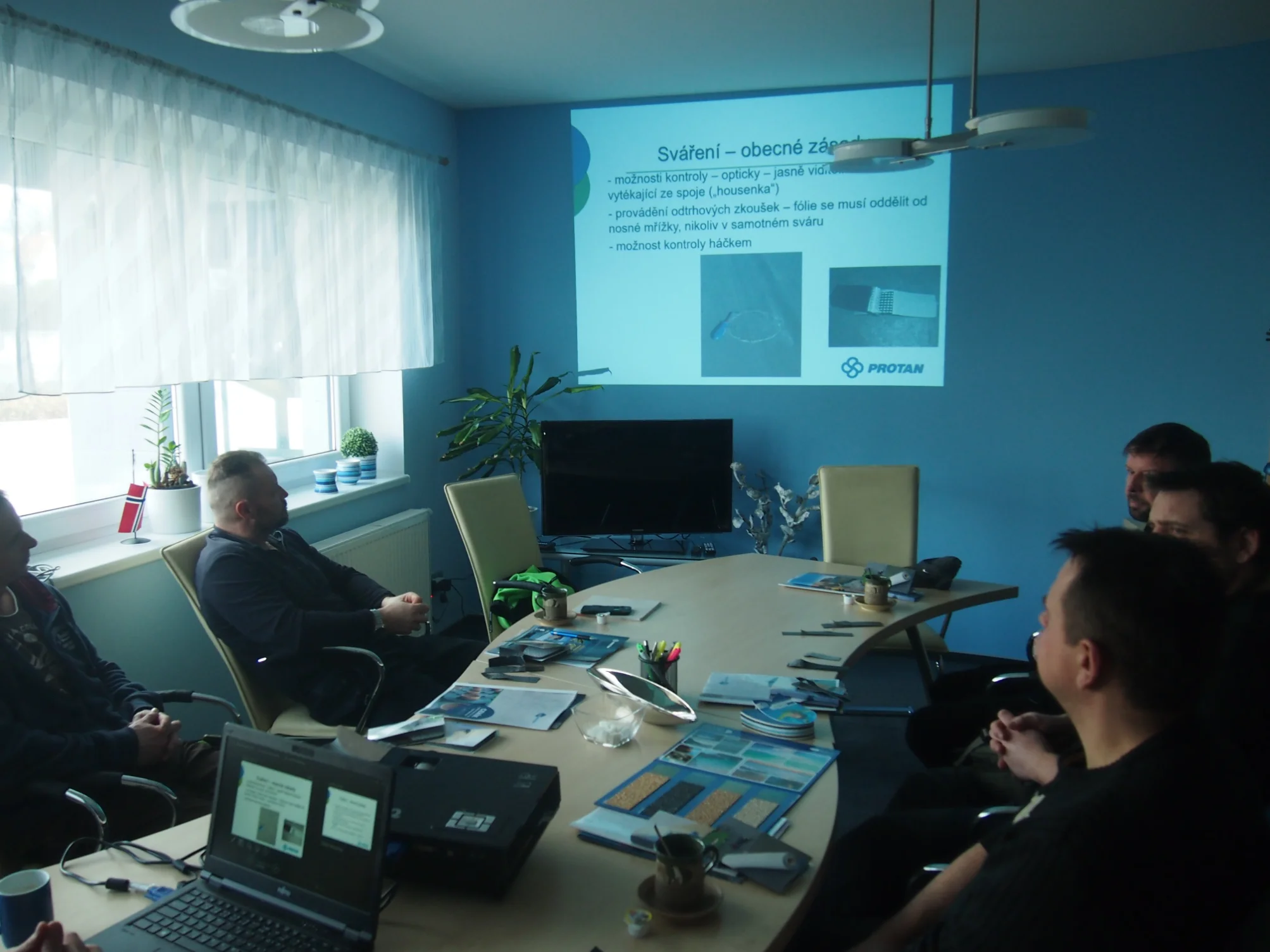 Podívejte se, jak v Česticích probíhala v tomto týdnu školení izolatérů