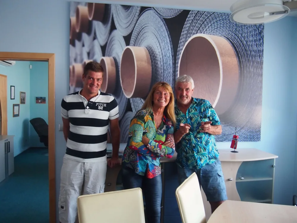 Vtipná fotografie zástupkyně Protan AS Karin Hjelmtvedt se zaměstnanci