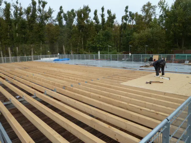 Pokládka KVH profilů a OSB desek na konstrukci terasy tenisového areálu HAMR-Braník.
