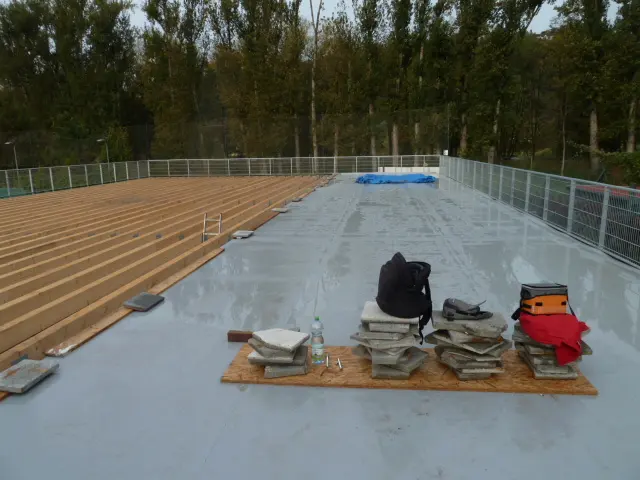 Hydroizolační fólie Protan G položená na terase tenisového areálu HAMR-Braník, připravená pro montáž dřevěných roštů.