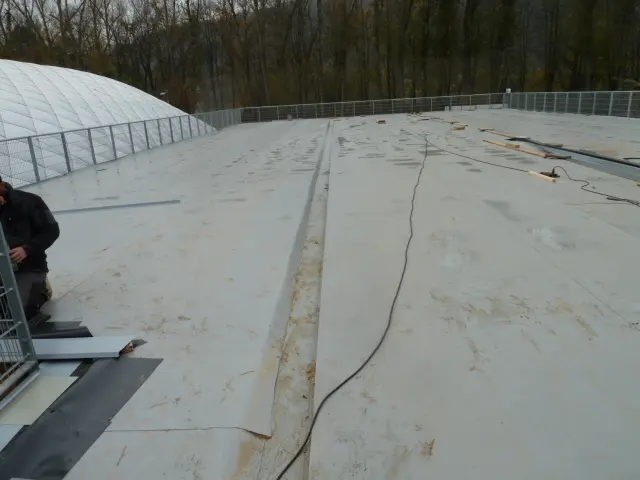 Pokládka hydroizolační fólie Protan G na terasu tenisového areálu HAMR-Braník.