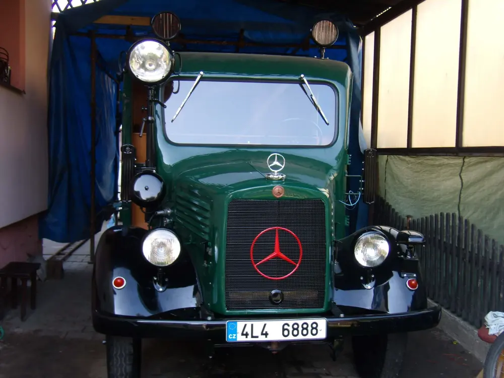 Zelený mercedes Netradiční použití hydroizolačních folií - fotografie zeleného Mercedesu Benz 1500L z roku 1942, vyfocen zepředu
