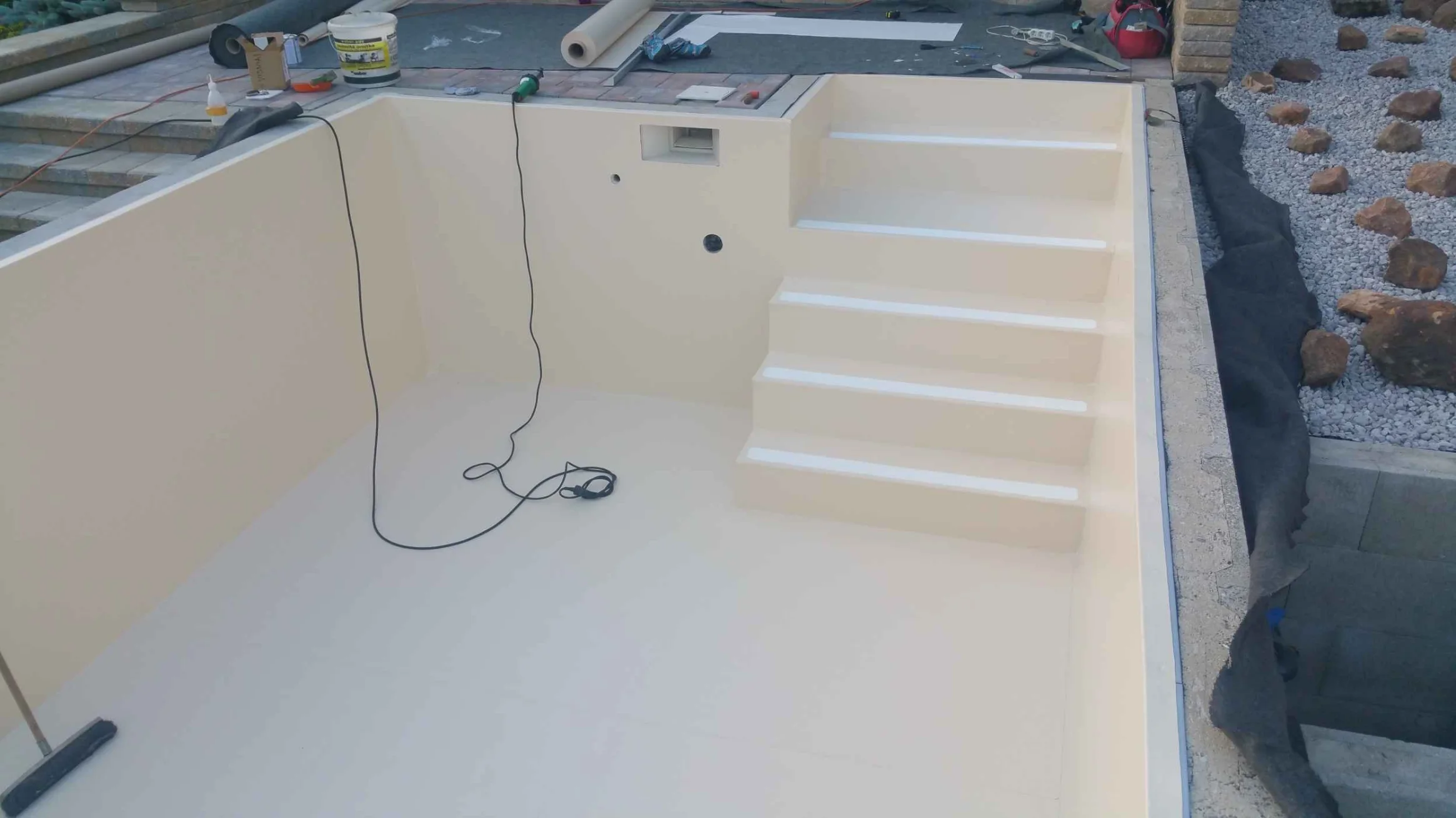 Detail na realiazci bazénu, ještě před potažením do fólie ELBEblue v pískovém odstínu