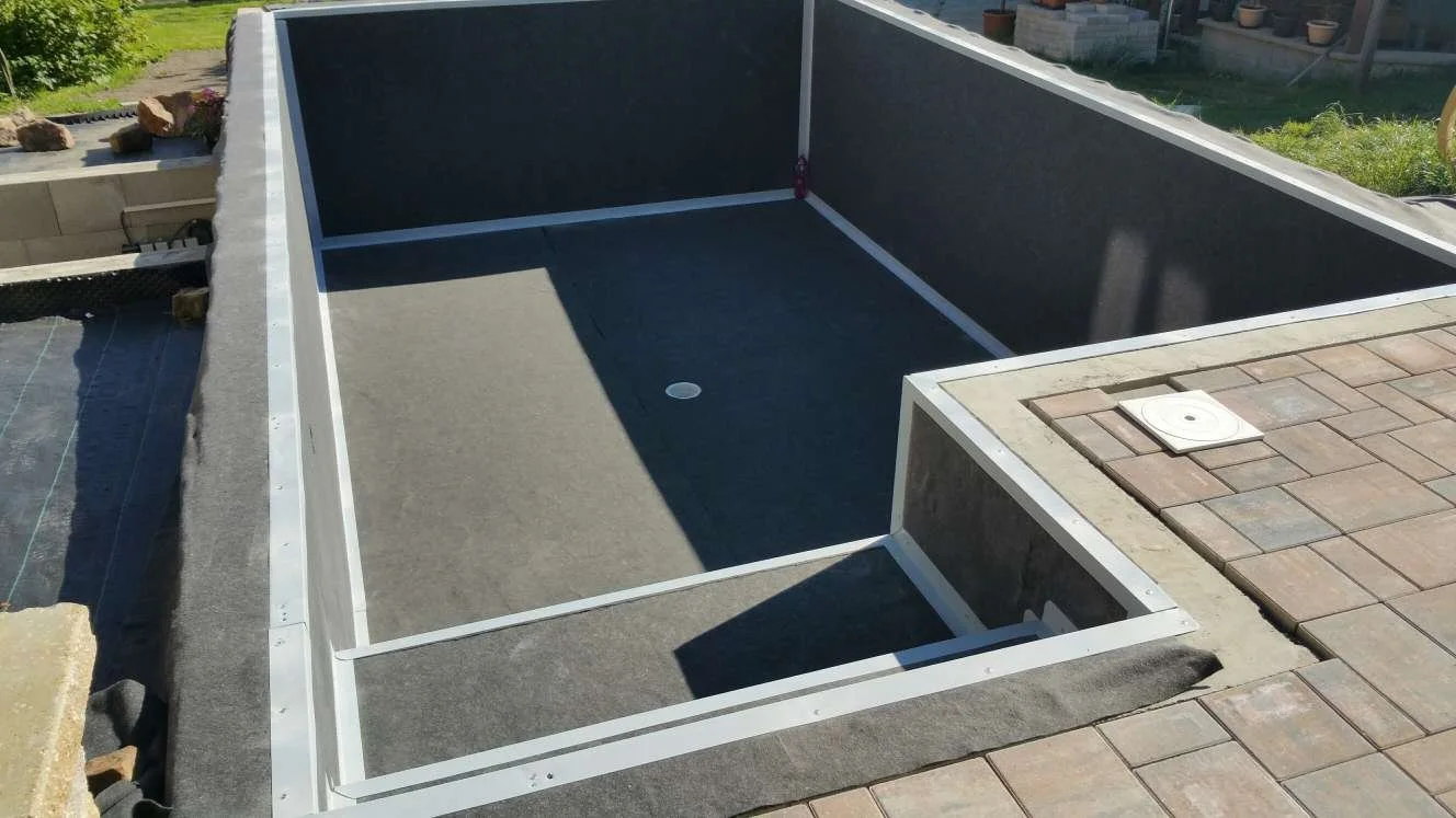 Detail bazénu potaženého do neobvyklého pískového odstínu folie ELBEblue 1,5 mm