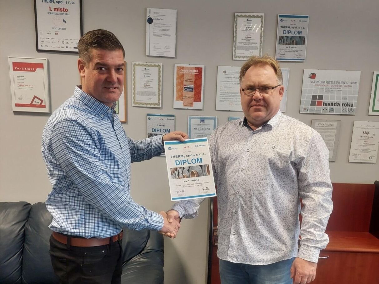 Obchodní ředitel Izolprotanu Michal Jandík předává jednateli Thermu ing. Radimu Bartákovi diplom za vítězství v odběratelské soutěži za rok 2023