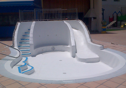 Bazén v řešení vysokého schodiště které vede na klouzačku - fotografie z realizace potažení do protan fólie