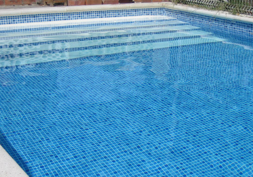 Bazén po rekonstrukci, s novou fólií ELBEblue line s kostičkovým vzorem, již. napuštěn a připraven na provoz