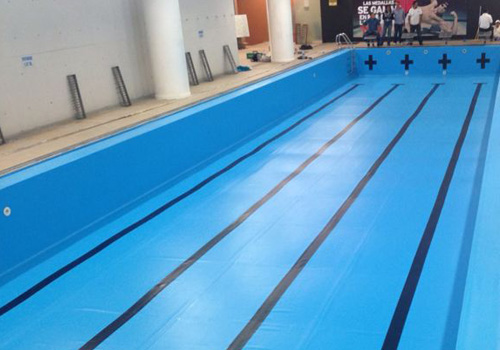Závodní bazén po rekonstrukci, včetně vyznačených drah na dně bazénu v podobě černých čar, ještě bez vody nenapuštěn