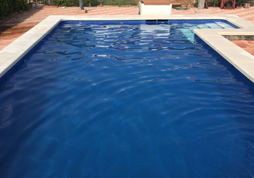 Obdélníkový bazén již po rekonstrukci, potažen do ELBEblue line fólie a napuštěn vodou