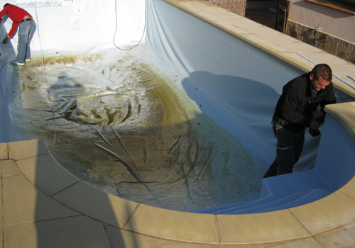 Bazén před rekonstrukcí, ve kterém jsou zaměstnanci Izoprotan připraveni zahájit práci - potažení do ELBEblue line folie