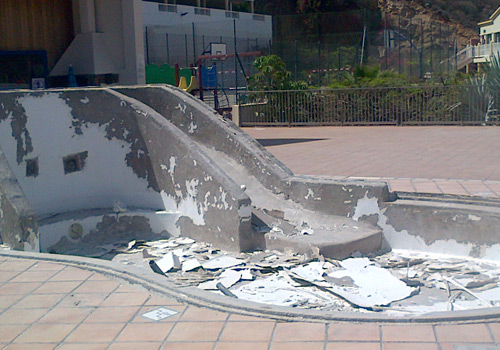 vybouraná skluzavka, která vede do bazénu a též bude potažena do ELBEblue line fólie, zatím ve stavu před rekonstrukcí