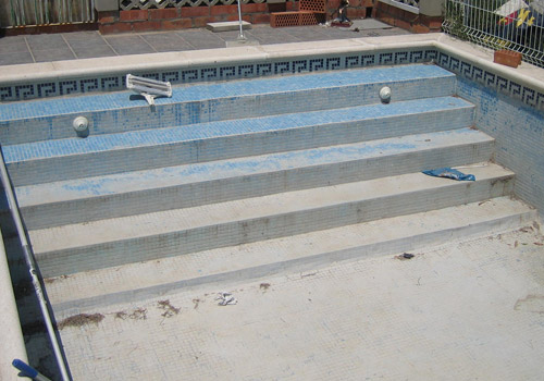 Proces rekonstrukce bazénu a potažení do ELBEblue line fólie - na fotografii detail schodů, které jsou již z půlky potažené a zrekonstruované