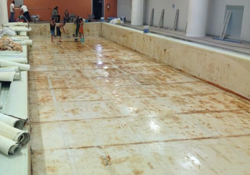 bazén před rekonstrukcí, vybouraný a stažená původní folie, v rohu jsou už připravené nové ELBEblue line fólie na nové potažení