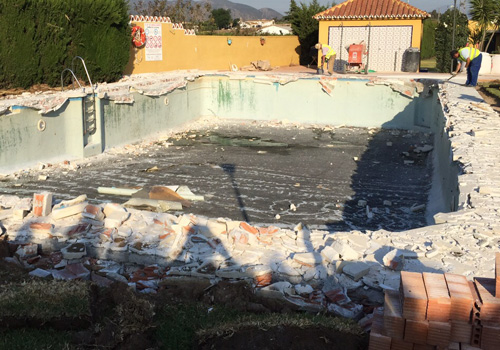 Vybouraný bazén v řešení do země, zatím pouze betonové a cihlové základy