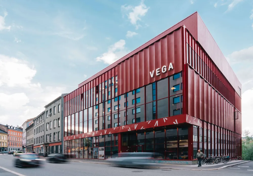 Signálně červená fasáda Vega Scene je sama o sobě úžasná, ale právě díky tomu, co se děje na vrcholu této kulturní budovy, dělá tuto stavbu jedinečnou (Foto: Gitte Paulsbo)