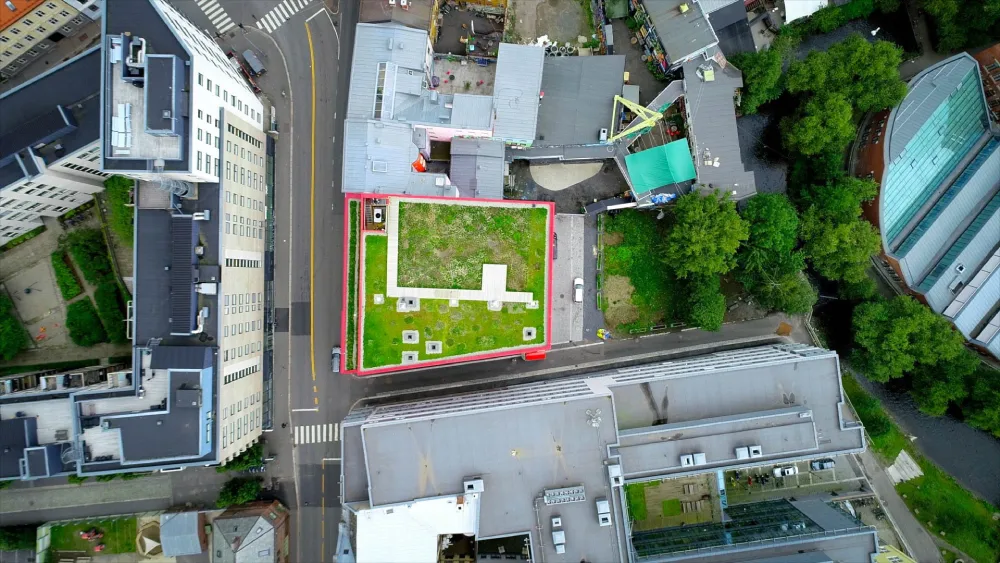 V případě přívalového deště působí střecha jako zádržný systém, který prostřednictvím systému BlueProof postupně a řízeně vypouští dešťovou vodu do nedaleké řeky Akerselva.