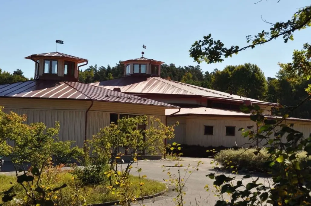 Budova plaveckého bazénu v Arboga ve Švédsku s novou červenou střechou z hydroizolační fólie Protan SE 1,6 mm.