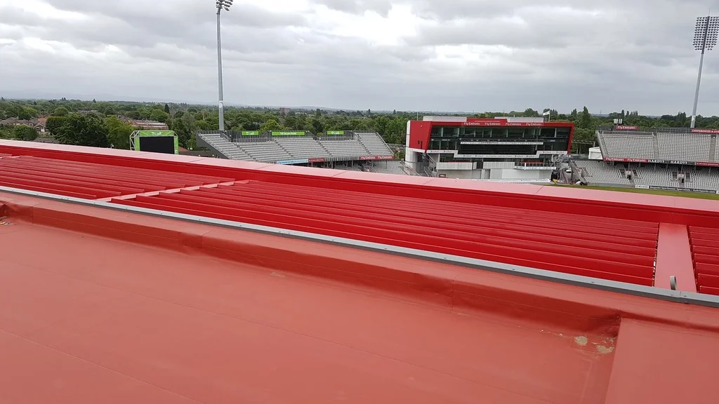 Výhled ze střechy hotelu Hilton Garden Inn s červenou fólií Protan SE na kriketový stadion Old Trafford v Manchesteru.
