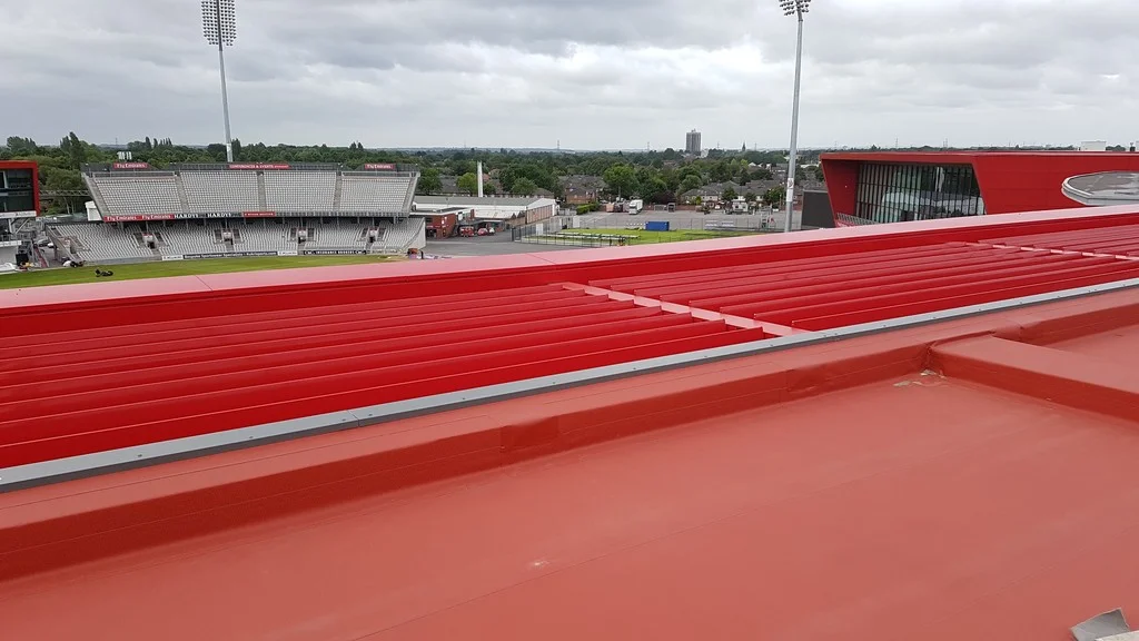 Červená střecha hotelu Hilton Garden Inn s fólií Protan SE, výhled na tribuny a budovy stadionu Old Trafford Cricket Ground.