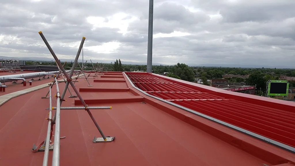 Střecha hotelu Hilton Garden Inn v Manchesteru s červenou fólií Protan SE 1,6 mm – realizace Range Roofing.