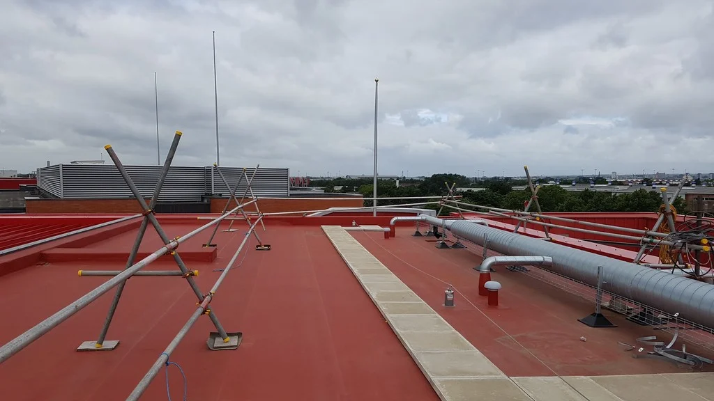 Detail červené střechy hotelu Hilton Garden Inn s fólií Protan SE a instalovanými vzduchotechnickými rozvody na kriketovém stadionu Old Trafford.