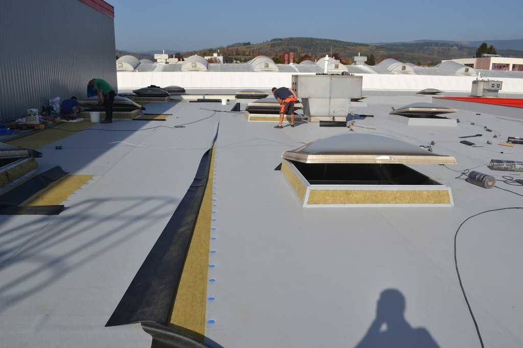 Detail vstupního místa na střechu s vyztužením povrchu hydroizolační fólie Protan SE 1,5 mm ochrannými nášlapnými panely.