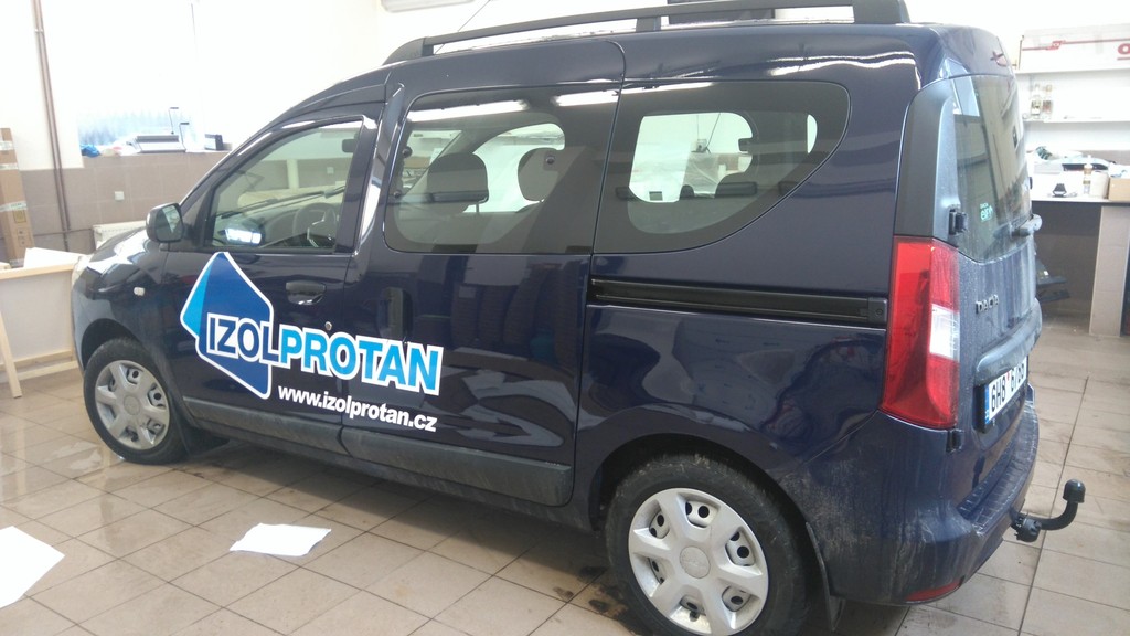 Dodávka Izolprotan v dílně – mobilní servis hydroizolace střech a teras