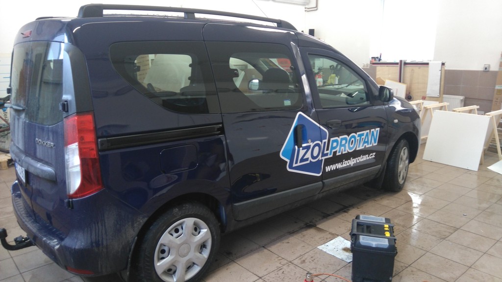 Firemní vůz Izolprotan v dílně – mobilní servis hydroizolace střech a teras