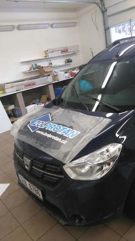 Dodávka Izolprotan v dílně – servis a příprava na hydroizolační práce