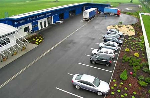 Auta na parkovišti před firmou